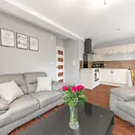 아파트 Abbey - Modern Serviced - Tourists & Professionals