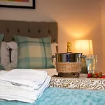Abbey Apartments - Modern Serviced Apartments - Tourists & Professionals *