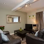 Apartment Abbey Apartments - Modern Serviced Apartments - Tourists & Professionals