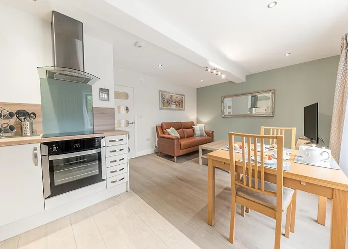 Abbey Apartments - Modern Serviced Apartments - Tourists & Professionals *