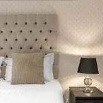 Abbey - Modern Serviced - Tourists & Professionals Apartmán