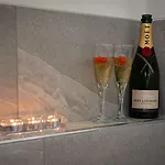 Abbey - Modern Serviced - Tourists & Professionals
